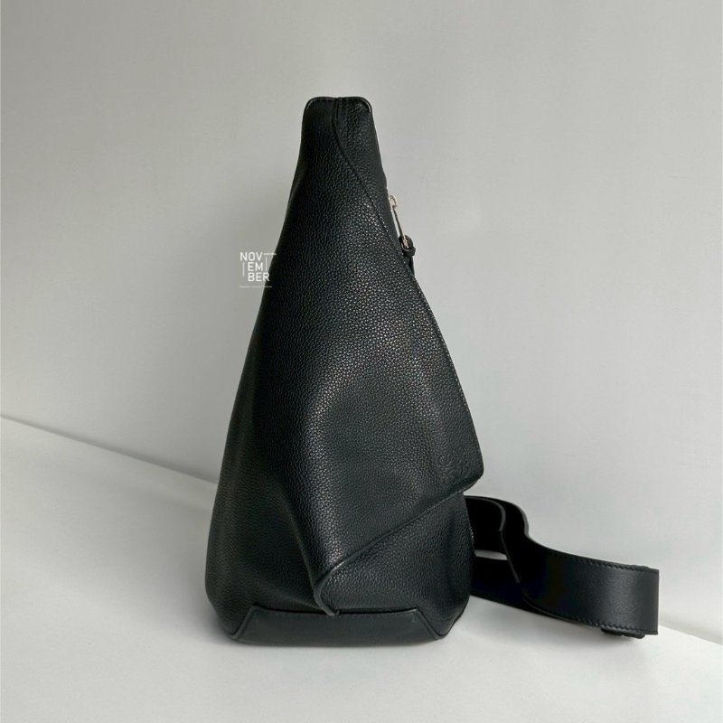 99新🆕 Loewe 羅意威 三角胸包 黑色銀釦-0