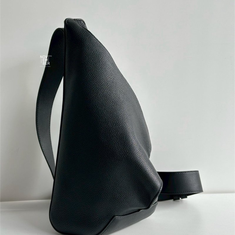 99新🆕 Loewe 羅意威 三角胸包 黑色銀釦-1
