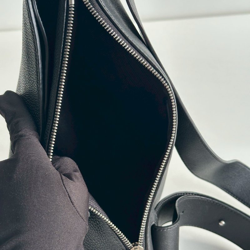 99新🆕 Loewe 羅意威 三角胸包 黑色銀釦-11