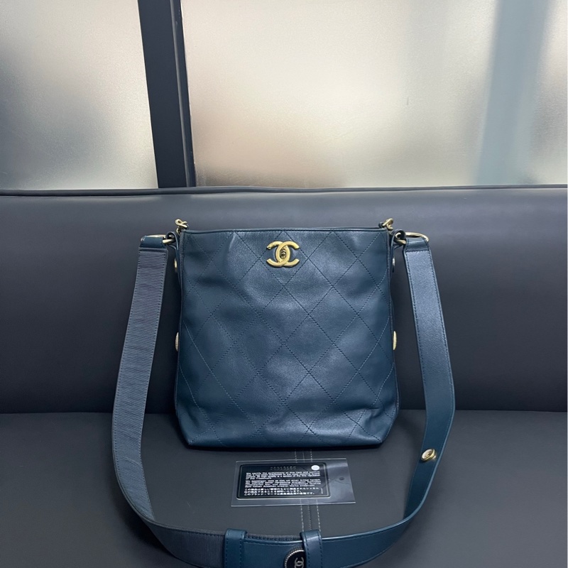 Chanel Button up Hobo 嬉皮包-1