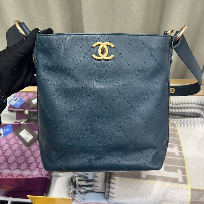 Chanel Button up Hobo 嬉皮包-2