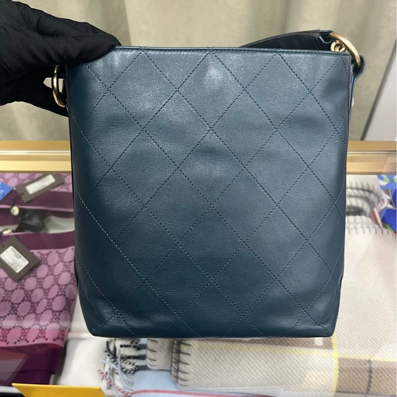 Chanel Button up Hobo 嬉皮包-3