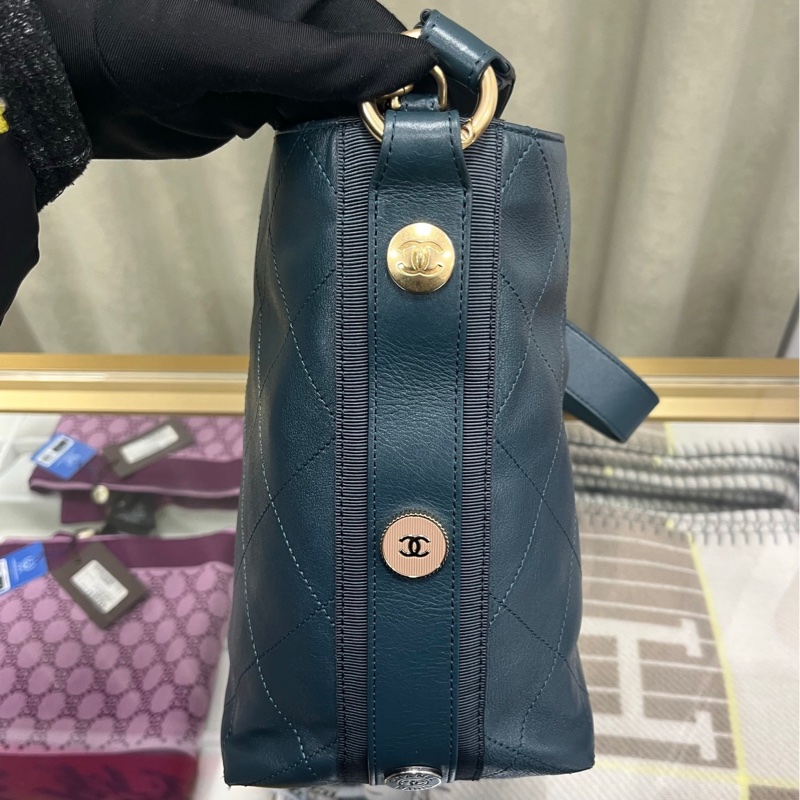 Chanel Button up Hobo 嬉皮包-4