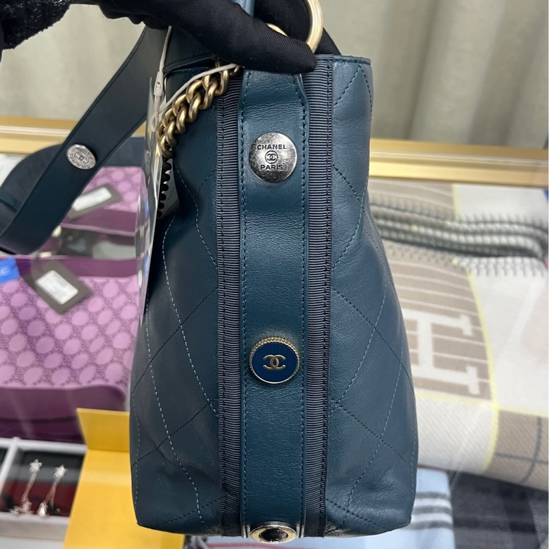 Chanel Button up Hobo 嬉皮包-5