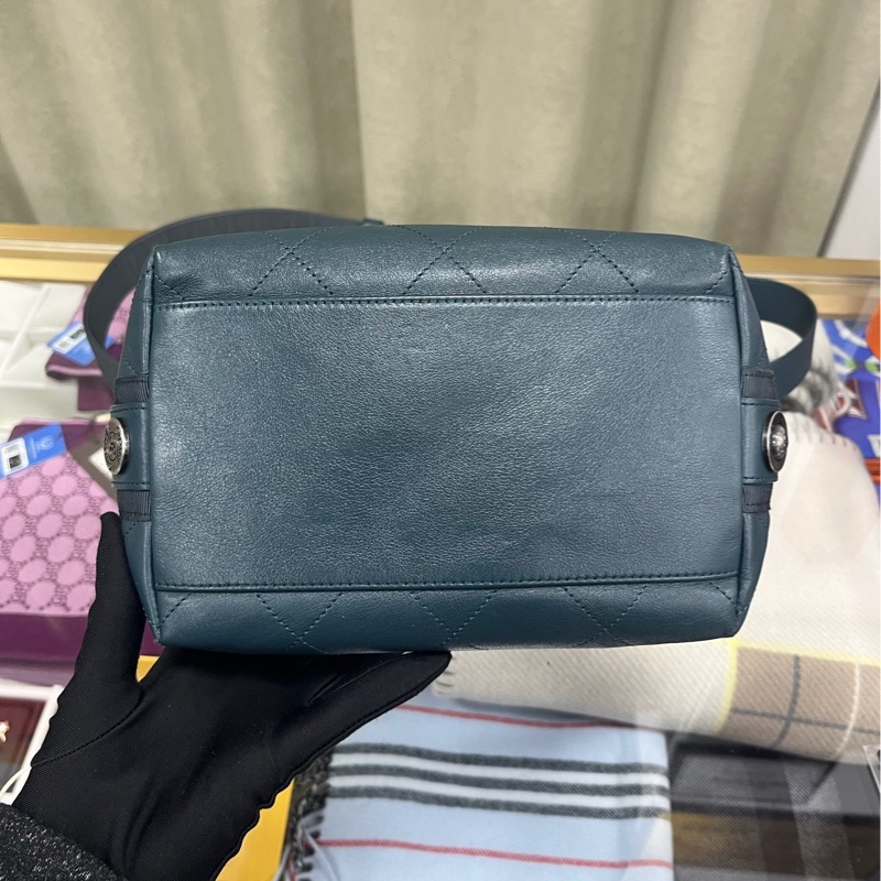 Chanel Button up Hobo 嬉皮包-6