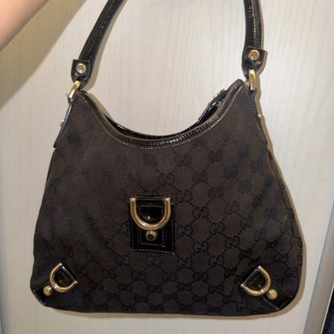 Gucci Abbey 系列的黑色GG 緹花帆布D 型環肩背包 / vintage包