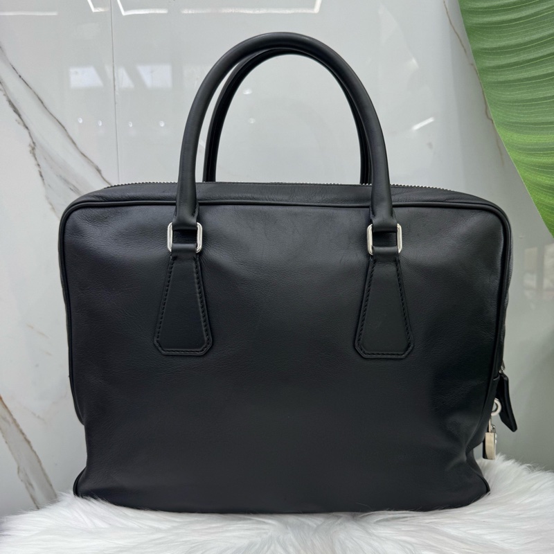 Prada普拉達黑色經典三角標男士公文包 全皮質感軟糯高級 啞光黑顯檔次-1