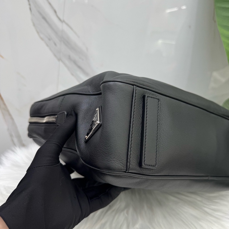 Prada普拉達黑色經典三角標男士公文包 全皮質感軟糯高級 啞光黑顯檔次-5