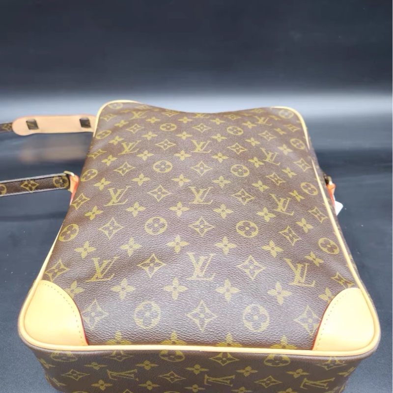 【97新✨ 全網最低價！】LV 後背包 大號相機包 背上秒變許光漢 （下單前先詢問庫存❗️）-4