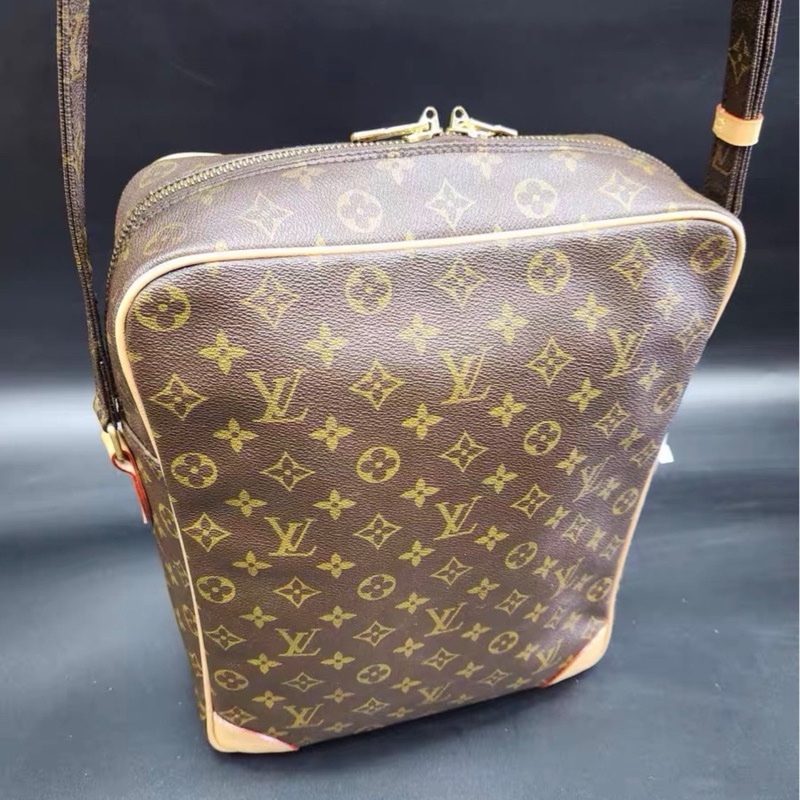 【97新✨ 全網最低價！】LV 後背包 大號相機包 背上秒變許光漢 （下單前先詢問庫存❗️）-8