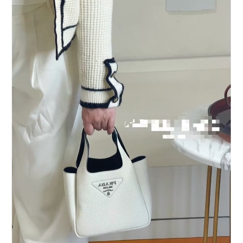 Prada 白色mini菜籃子托特手提包18×15×8.5cm 98新配件塵袋購證