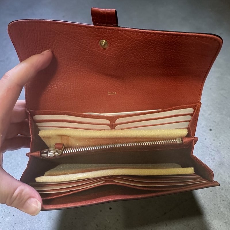 ⏰限時特賣價🌺全新未用 Chloe 鎖頭LOGO壓紋翻蓋皮夾 磚紅色 (紙盒汙損)-2