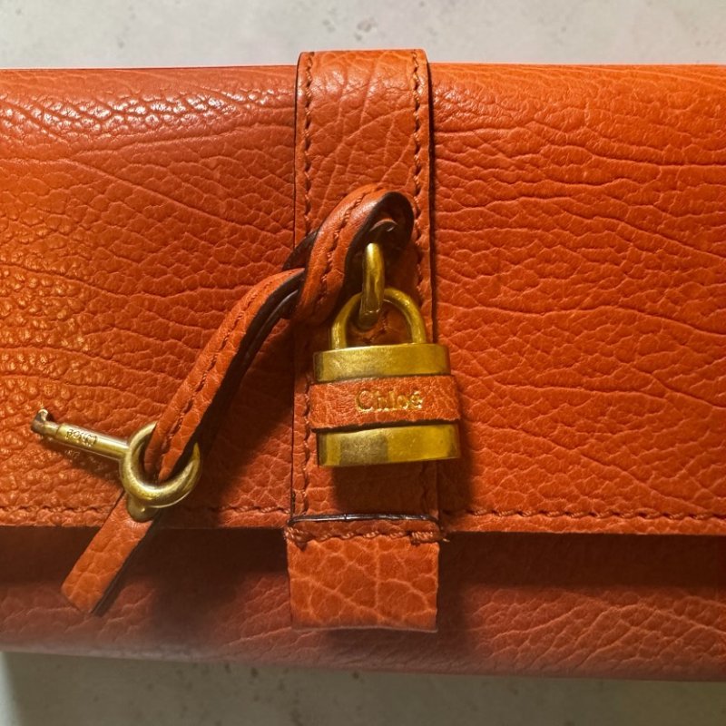 ⏰限時特賣價🌺全新未用 Chloe 鎖頭LOGO壓紋翻蓋皮夾 磚紅色 (紙盒汙損)-3