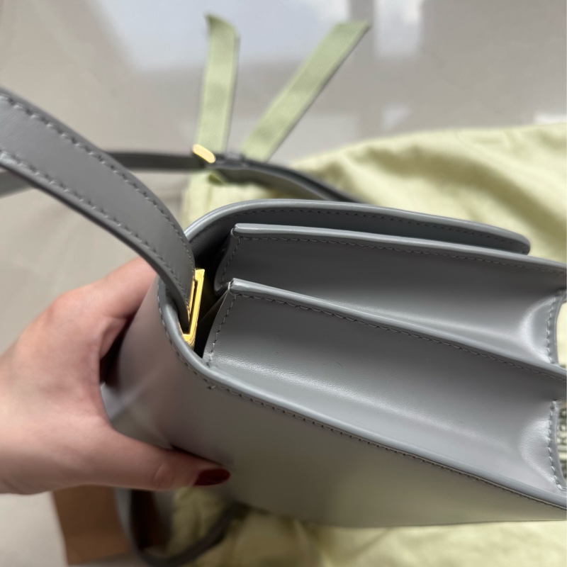 非常新 專櫃購入 原價 79900 高級灰藍色 buberry TB皮革包-2