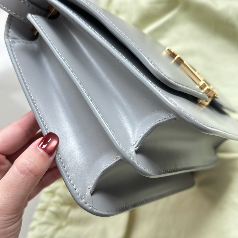 非常新 專櫃購入 原價 79900 高級灰藍色 buberry TB皮革包-4