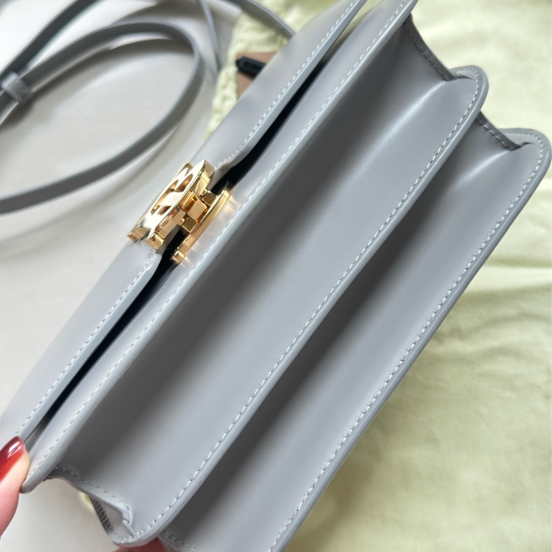 非常新 專櫃購入 原價 79900 高級灰藍色 buberry TB皮革包-9