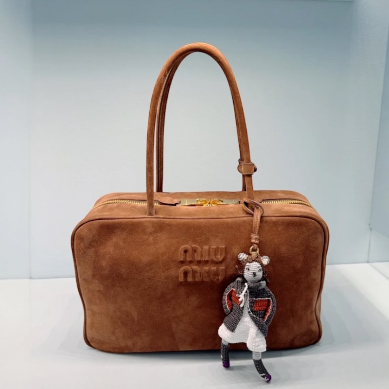 ⏰限時特賣價🌺Miu Miu 5BB117 大款麂皮 Beau 保齡球包 橄欖綠沙色-1