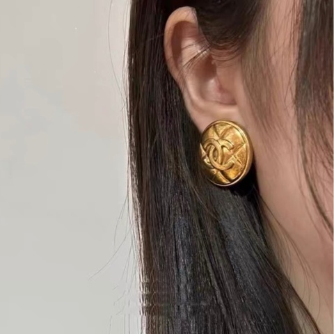 【97新 ✨ 全網最低價！】chanel vintage香奈兒中古經典菱格紋耳夾 雙c浮雕 圓形 金色（下單前先詢問庫存❗️）