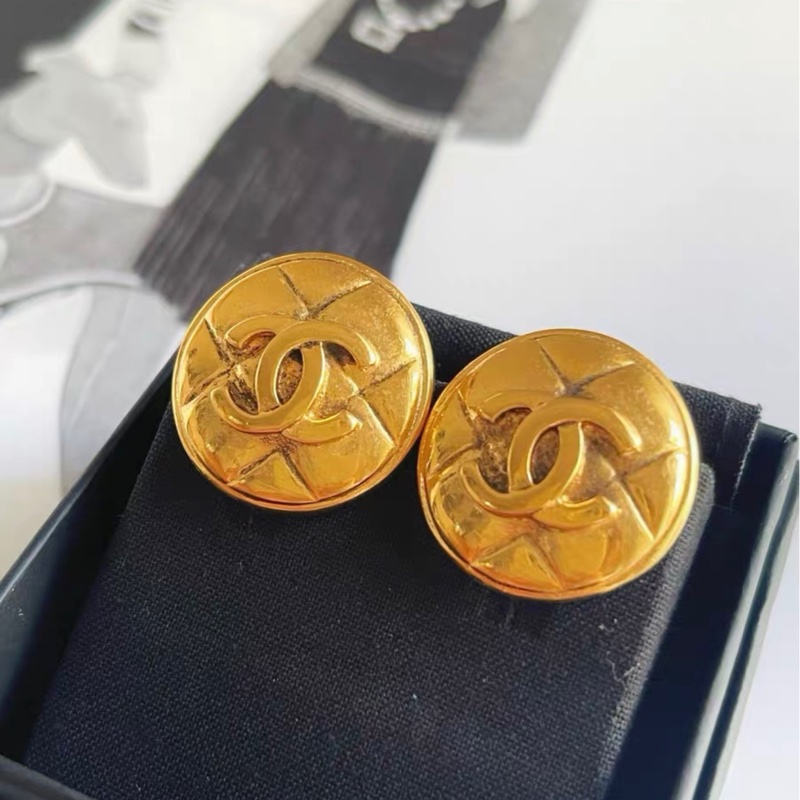 【97新 ✨ 全網最低價！】chanel vintage香奈兒中古經典菱格紋耳夾 雙c浮雕 圓形 金色（下單前先詢問庫存❗️）-1