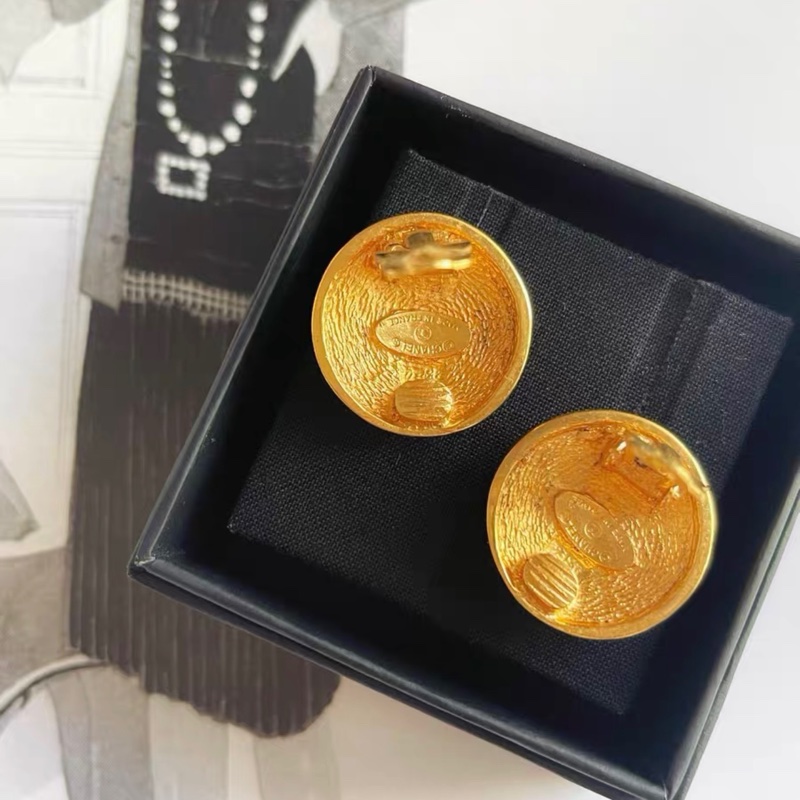 【97新 ✨ 全網最低價！】chanel vintage香奈兒中古經典菱格紋耳夾 雙c浮雕 圓形 金色（下單前先詢問庫存❗️）-2