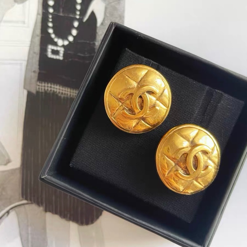 【97新 ✨ 全網最低價！】chanel vintage香奈兒中古經典菱格紋耳夾 雙c浮雕 圓形 金色（下單前先詢問庫存❗️）-3