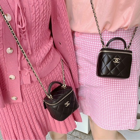 【97新 ✨ 全網最低價！】晶片新款 CHANEL 香奈兒 黑金羊皮 手柄小盒子含鏡單肩斜挎包（下單前先詢問庫存❗️）