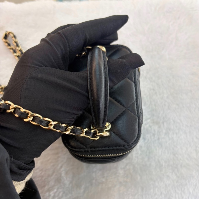 【97新 ✨ 全網最低價！】晶片新款 CHANEL 香奈兒 黑金羊皮 手柄小盒子含鏡單肩斜挎包（下單前先詢問庫存❗️）-7