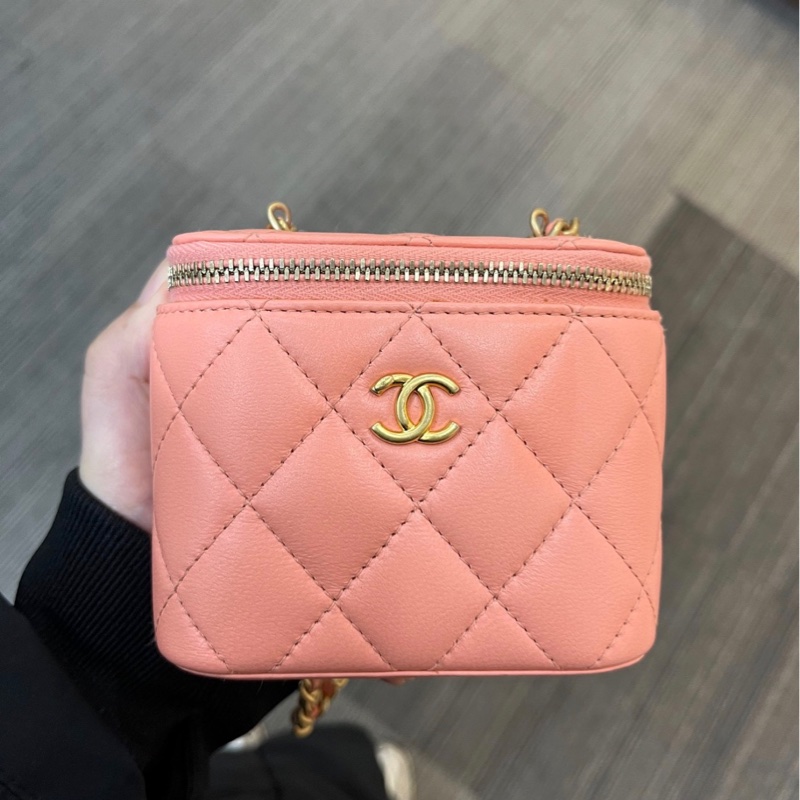【98新 ✨ 全網最低價！】Chanel香奈兒 櫻花粉 金球小盒子 化妝盒 羊皮 含鏡子 晶片新款（下單前先詢問庫存❗️）-1