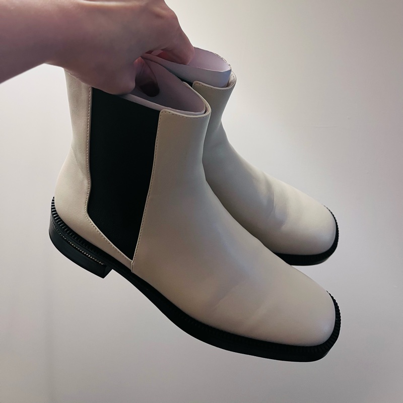 Charles & Keith 新加坡品牌 鍊飾切爾西短靴 米白低跟短靴 24號｜淘氣善良・尋寶-9