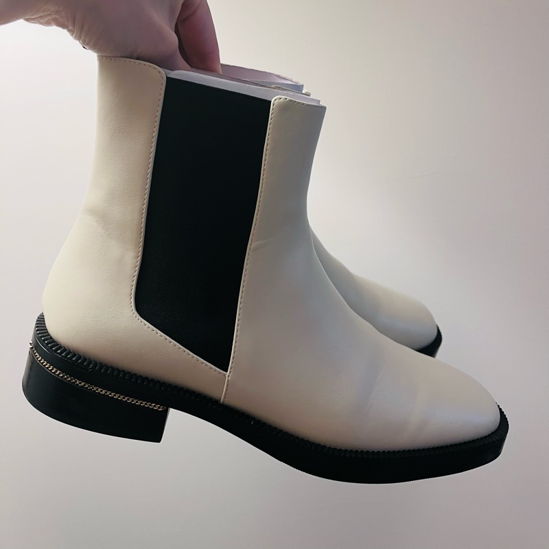 Charles & Keith 新加坡品牌 鍊飾切爾西短靴 米白低跟短靴 24號｜淘氣善良・尋寶-10