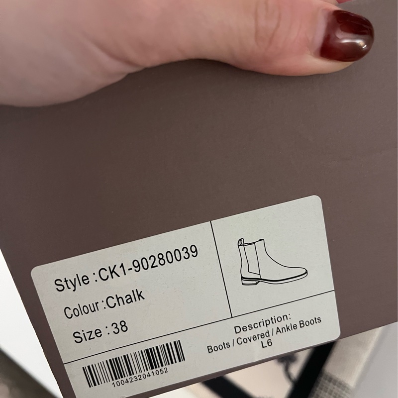 Charles & Keith 新加坡品牌 鍊飾切爾西短靴 米白低跟短靴 24號｜淘氣善良・尋寶-12