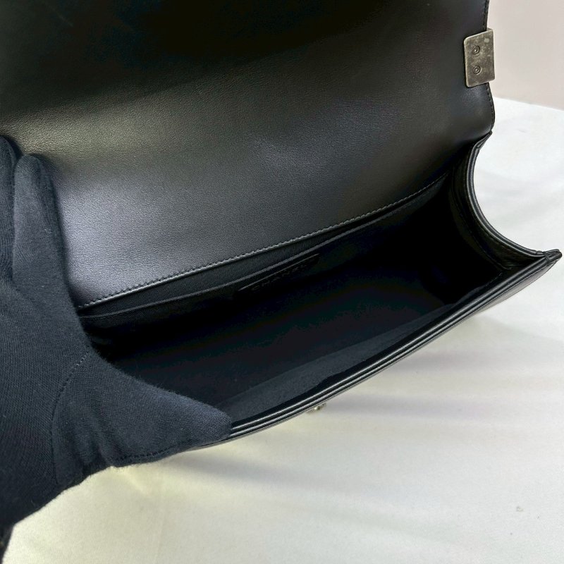 CHANEL BOY 25小牛皮黑銀口蓋包-3