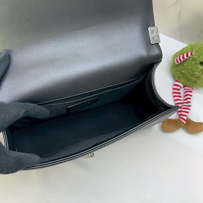 CHANEL 小牛皮黑銀BOY 25-5