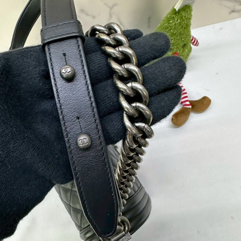 CHANEL 小牛皮黑銀BOY 25-6