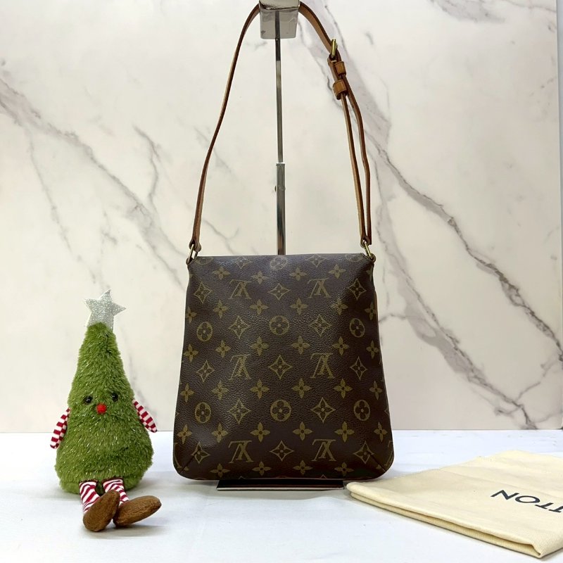 LV 老花斜背包-1