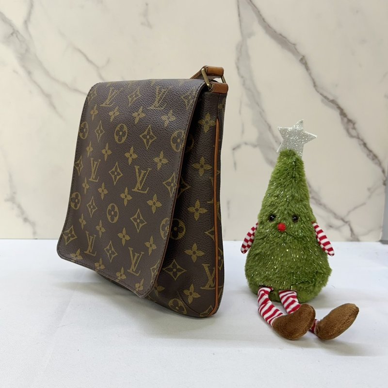 LV 老花斜背包-3