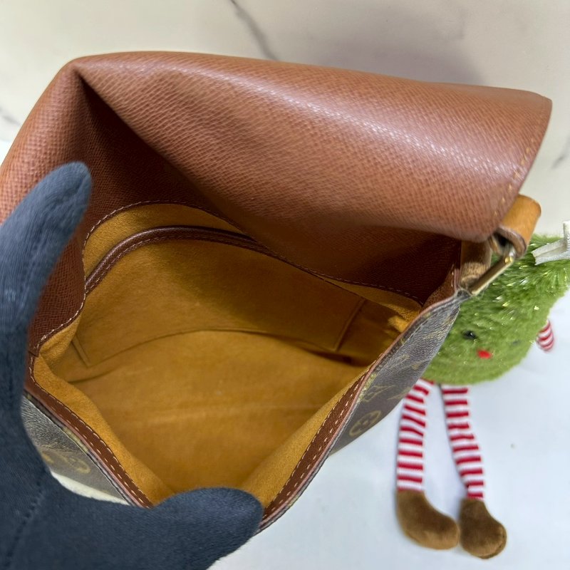 LV 老花斜背包-4