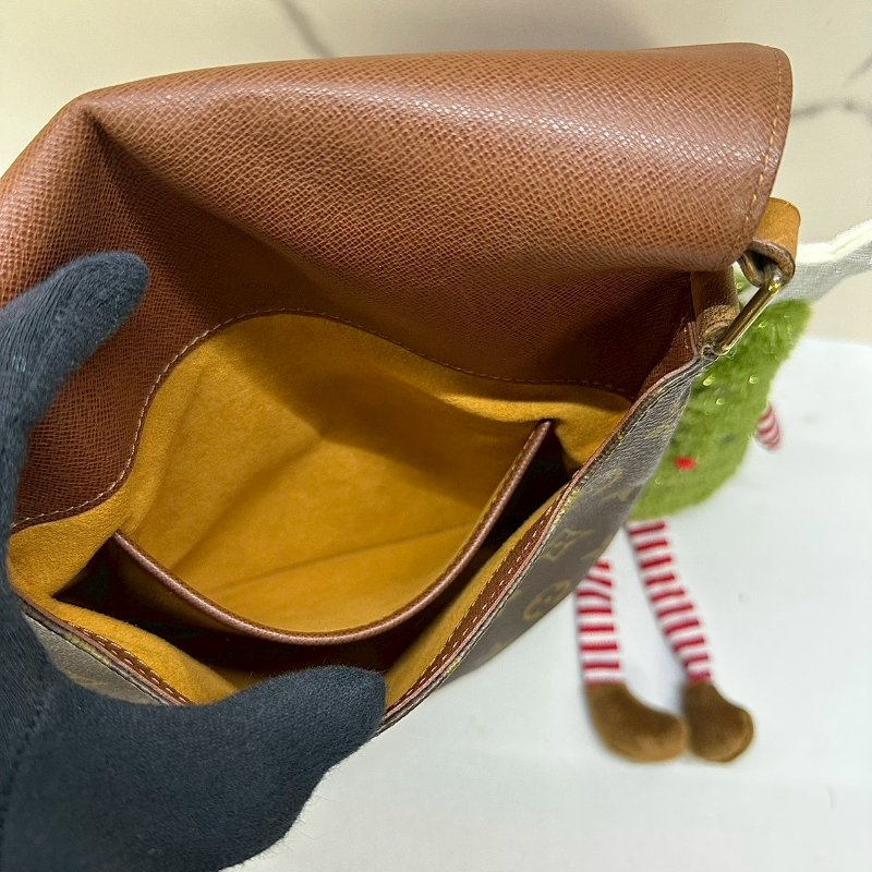 LV 老花斜背包-5