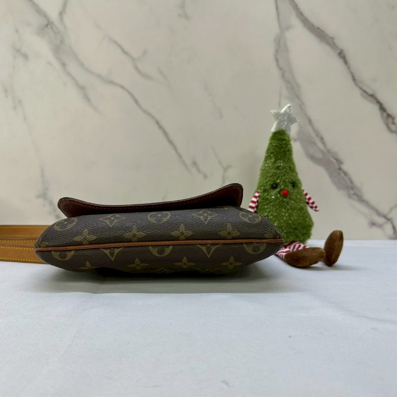 LV 老花斜背包-6