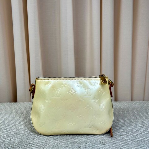 LV路易威登淺黃色漆皮壓紋斜挎包單肩包 很溫柔的顏色 容量實用 日常通勤百搭