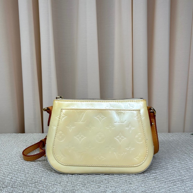 LV路易威登淺黃色漆皮壓紋斜挎包單肩包 很溫柔的顏色 容量實用 日常通勤百搭-1
