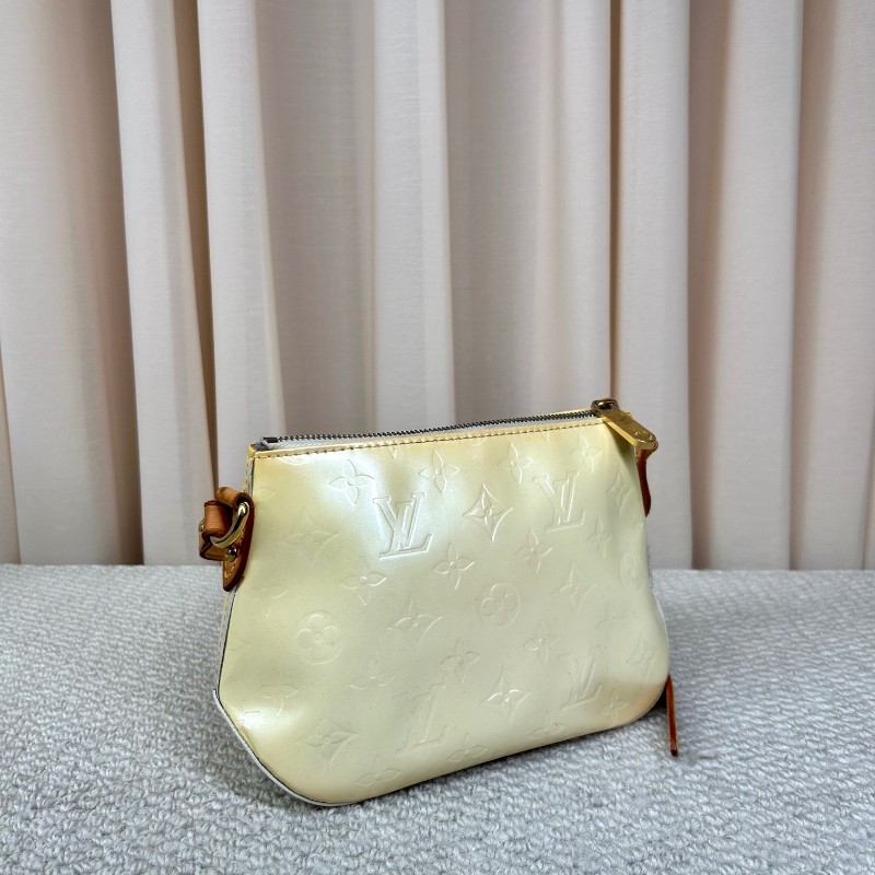 LV路易威登淺黃色漆皮壓紋斜挎包單肩包 很溫柔的顏色 容量實用 日常通勤百搭-2
