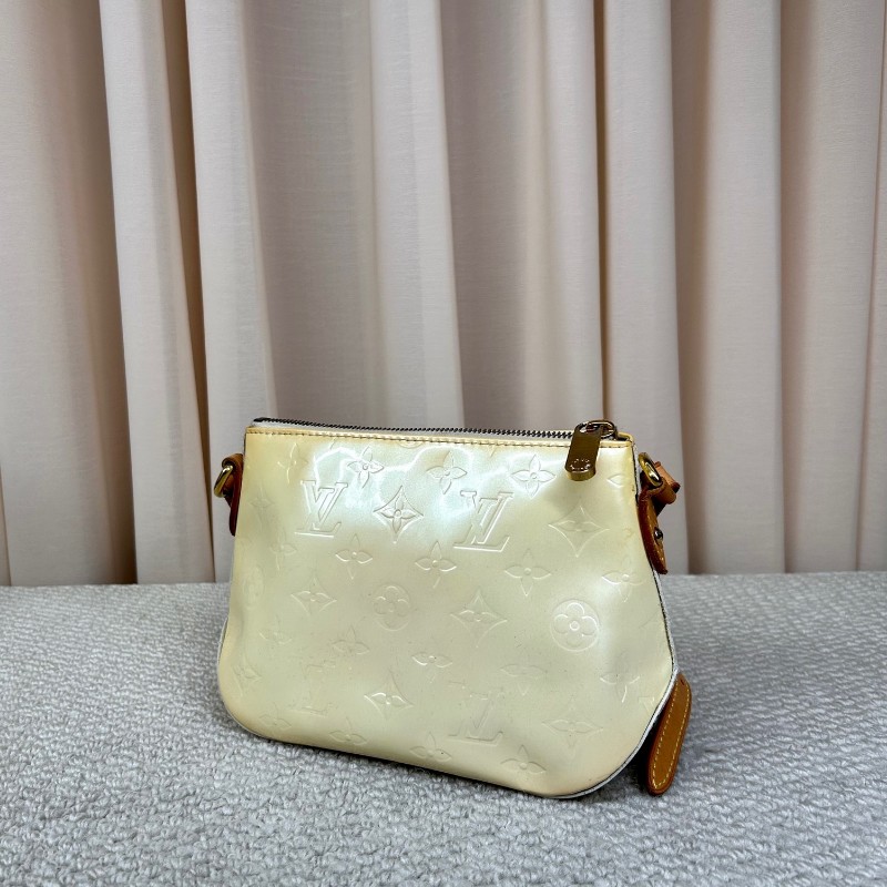 LV路易威登淺黃色漆皮壓紋斜挎包單肩包 很溫柔的顏色 容量實用 日常通勤百搭-3