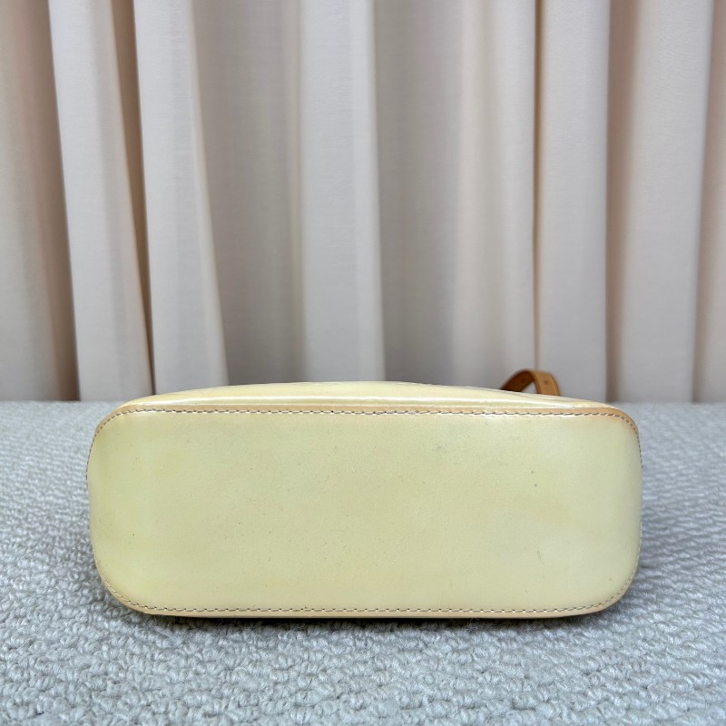 LV路易威登淺黃色漆皮壓紋斜挎包單肩包 很溫柔的顏色 容量實用 日常通勤百搭-4