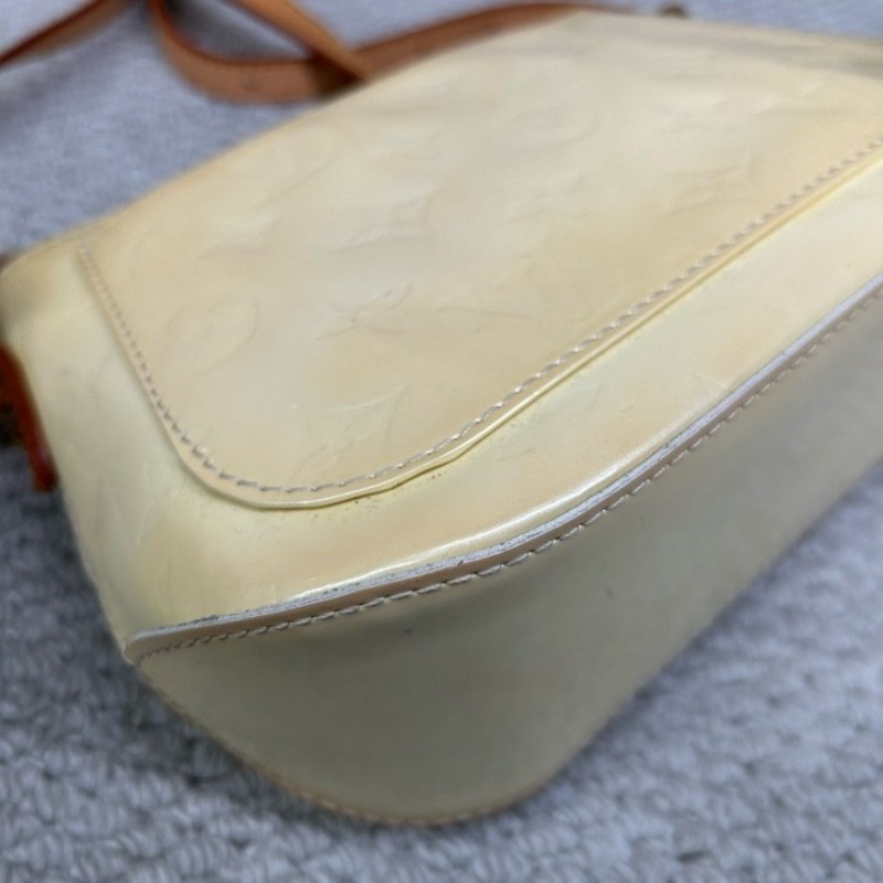 LV路易威登淺黃色漆皮壓紋斜挎包單肩包 很溫柔的顏色 容量實用 日常通勤百搭-8