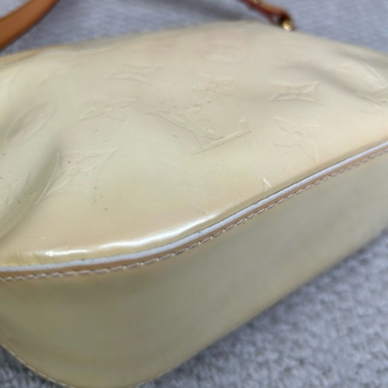 LV路易威登淺黃色漆皮壓紋斜挎包單肩包 很溫柔的顏色 容量實用 日常通勤百搭-11