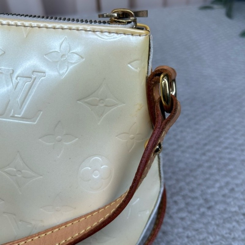 LV路易威登淺黃色漆皮壓紋斜挎包單肩包 很溫柔的顏色 容量實用 日常通勤百搭-13