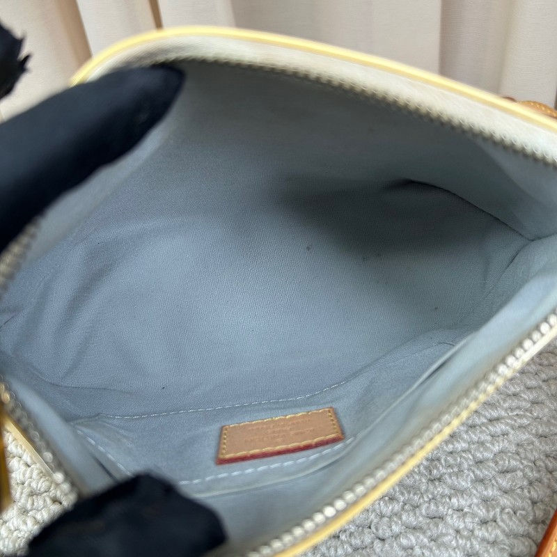 LV路易威登淺黃色漆皮壓紋斜挎包單肩包 很溫柔的顏色 容量實用 日常通勤百搭-15