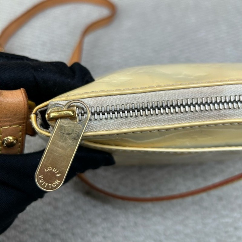 LV路易威登淺黃色漆皮壓紋斜挎包單肩包 很溫柔的顏色 容量實用 日常通勤百搭-19