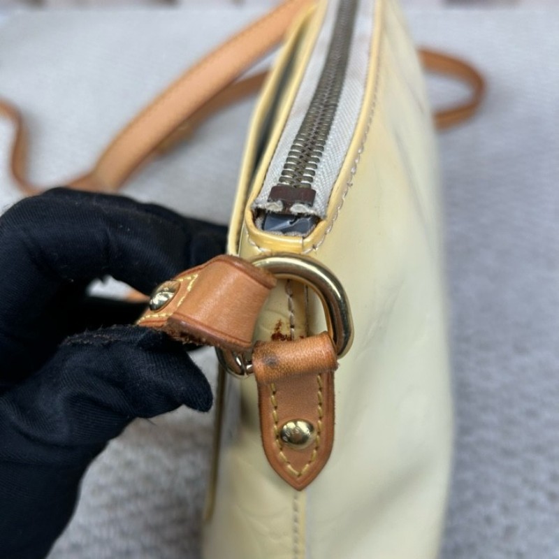 LV路易威登淺黃色漆皮壓紋斜挎包單肩包 很溫柔的顏色 容量實用 日常通勤百搭-22